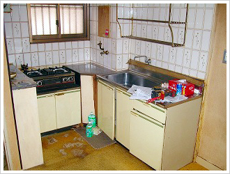 キッチンが古くてスペース効率も悪い！